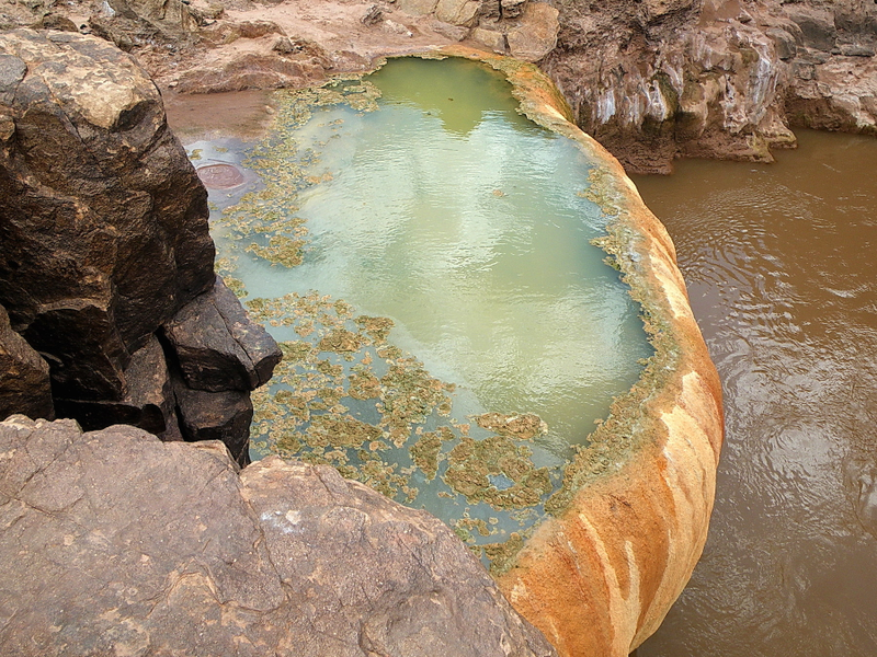 Illustration for article titled Absolutely Stunning Examples Of Lakes And Rivers With Unearthly Colors